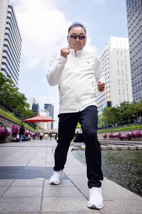 근육 긴장 이상증을 극복하고 건강 되찾은 국민 마라토너 이봉주. 지난 10일 서울 청계천에서 달리기 포즈를 취하고 있다. 장진영 기자