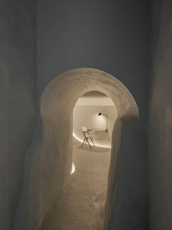 과거 방공호로 사용되던 공간을 개조해 '도심 속 휴식 공간' 컨셉을 구현한 히든재. 노스텔지어