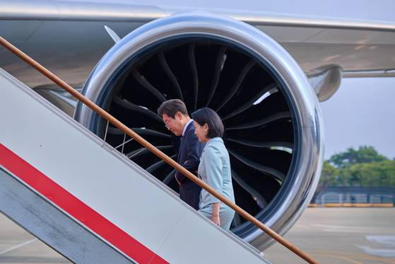 이재명 대통령과 김혜경 여사가 지난 16일 주요 7개국(G7) 정상회의 참석을 위해 경기 성남 서울공항에서 공군1호기에 탑승하고 있다. 사진공동취재단
