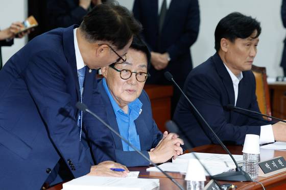 박지원 더불어민주당 의원과 박선원 간사가 23일 오후 서울 여의도 국회에서 열린 정보위원회 전체회의에서 대화하고 있다. 뉴스1