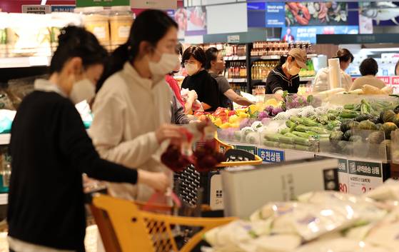 지난 5일 오후 서울 시내 한 대형마트 신선식품 코너에서 장을 보고 있는 시민들. 뉴스1