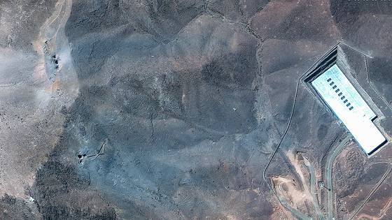 22일(현지시간) 이란 곰주(州) 산악지대에 위치한 이란의 포르도 핵시설에 미국의 벙커버스터 폭탄이 뚫고 들어간 구멍들이 남아 있는 모습을 보여주는 미국 위성기업 맥사의 위성사진. EPA=연합뉴스