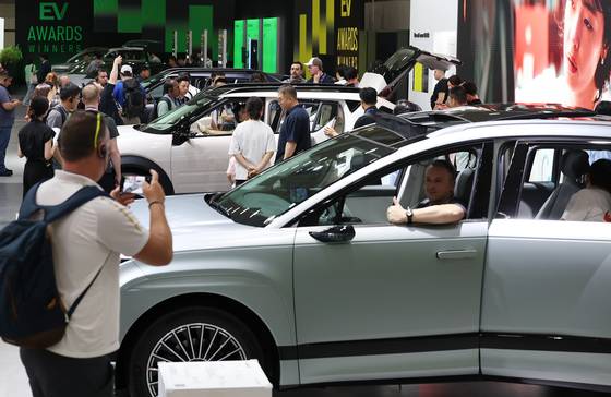 서울 강남구 코엑스에서 열린 'EV트렌드코리아 2025'에서 방문객들이 새롭게 출시된 전기차 모델을 보고 있다. 뉴스1