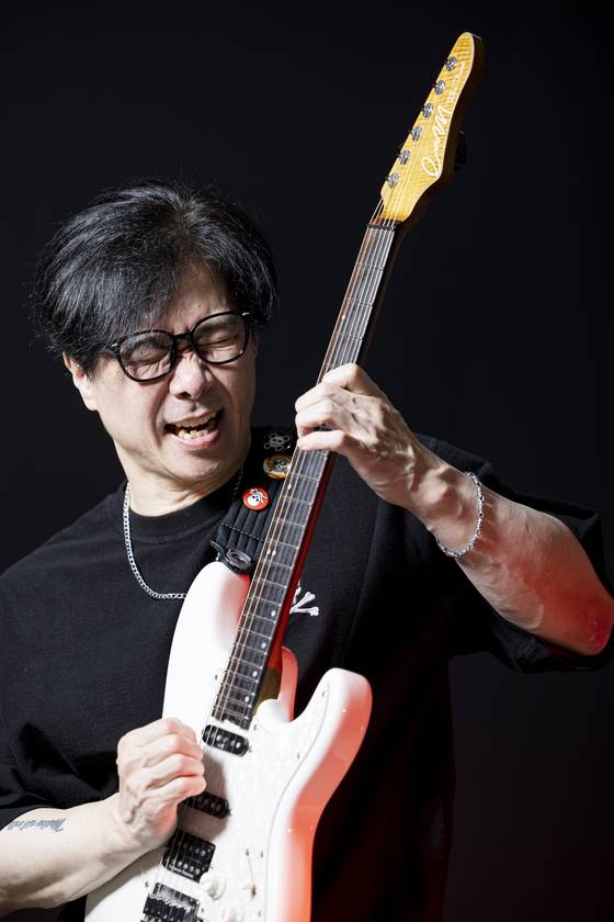 18일 신곡 ‘Keep Dreamin’을 낸 015B의 장호일은 “손가락이 어제와 비슷하게 움직인다고 느낄 때까지 음악을 하고 싶다”고 말했다. 최영재 기자