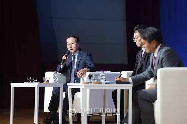 ▲ 대한민국시도지사협의회(회장 유정복 인천광역시장)는 23일 광주광역시 김대중 컨벤션센터에서 ‘지방분권 강화와 지역 첨단산업의 글로벌 경쟁력 제고’를 주제로 지방자치 30주년 호남권 토론회를 개최했다.