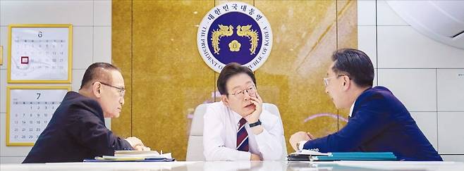 < 외교·안보 고민하는 李 > 이재명 대통령이 지난 16일 주요 7개국(G7) 정상회의 참석차 캐나다 캘거리로 향하는 공군 1호기에서 위성락 국가안보실장(왼쪽), 김태진 외교부 의전장(오른쪽)과 대화하고 있는 모습.  대통령실 제공