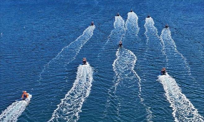 한화시스템이 실해역에서 무인수상정 군집기동 성능검증을 진행하고 있다.  한화시스템 제공