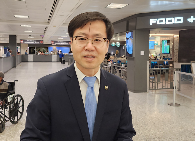 도널드 트럼프 미국 행정부와의 관세 협상을 위해 방미한 여한구 산업통상자원부 통상교섭본부장이 22일(현지시간) 워싱턴DC 인근 덜레스국제공항에 입국한 뒤 취재진의 물음에 답하고 있다. 연합뉴스