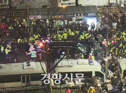 윤석열 전 대통령 지지자들이 지난 1월18일 서울서부지법에서 열린 대통령에 대한 구속 전 피의자 심문(영장실질심사)을 마치고 돌아가는 고위공직자범죄수사처(공수처) 차량을 둘러싸고 있다. 정효진 기자