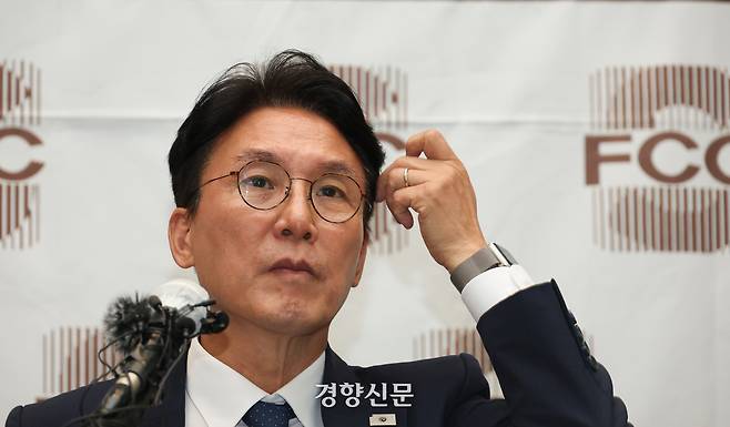 김민석 국무총리 후보자가 지난 17일 서울 중구 한국프레스센터에서 열린 외신기자간담회에서 머리를 쓰다듬고 있다. 권도현 기자