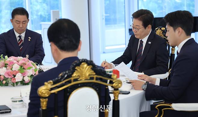 이재명 대통령이 지난 22일 서울 한남동 관저에서 열린 여야 지도부 오찬 회동에서 김용태 국민의힘 비상대책위원장(오른쪽)의 발언을 메모하고 있다. 대통령실사진기자단