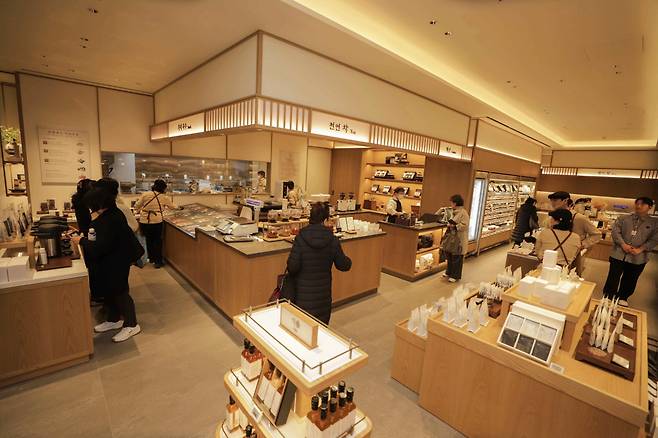 헬스플레저와 저속노화 트렌드가 급속히 확산하면서 건강에 도움을 주는 식음료 제품이 쏟아지고 있다. 경향신문이 상반기 히트상품으로 선정한 제품 중에는 식음료 제품이 대부분을 차지해 최근의 트렌드를 보여주고 있다. 신세계백화점 제공