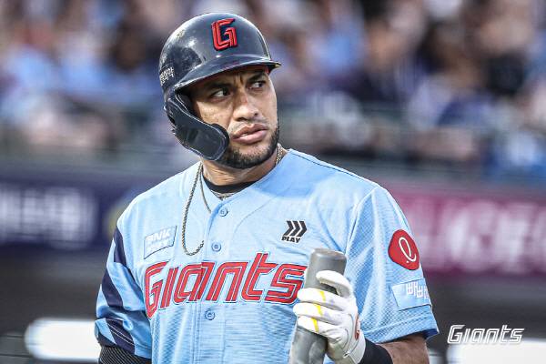 지난 23일 삼성과 마지막 대결에서 롯데 빅터 레이예스가 타선에 들어서고 있다. 롯데 자이언츠 제공