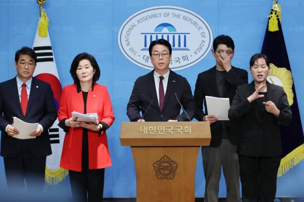 국민의힘 국무총리 인사청문특위 위원인 배준영·김희정·곽규택·주진우 의원이 23일 서울 여의도 국회 소통관에서 김민석 후보자의 자녀 특혜 의혹과 관련해 자진 사퇴를 촉구하는 기자회견을 하고 있다. 연합뉴스