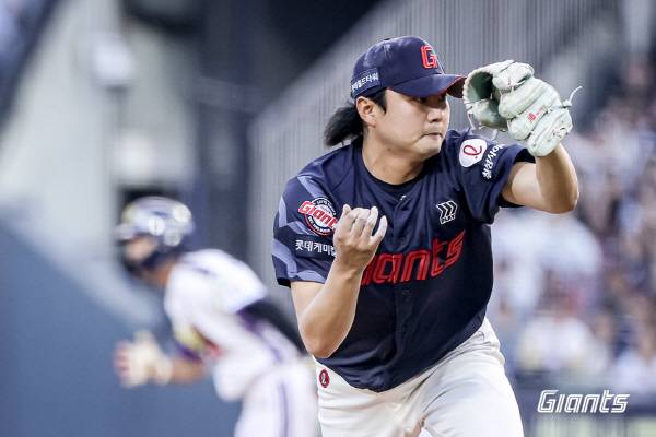 롯데 투수 정철원이 선수단 투표에서 밀려 아쉽게 올스타전 출전 기회를 놓쳤다. 사진은 지난 8일 두산전에서 강습 타구를 처리하는 모습. 롯데 자이언츠 제공