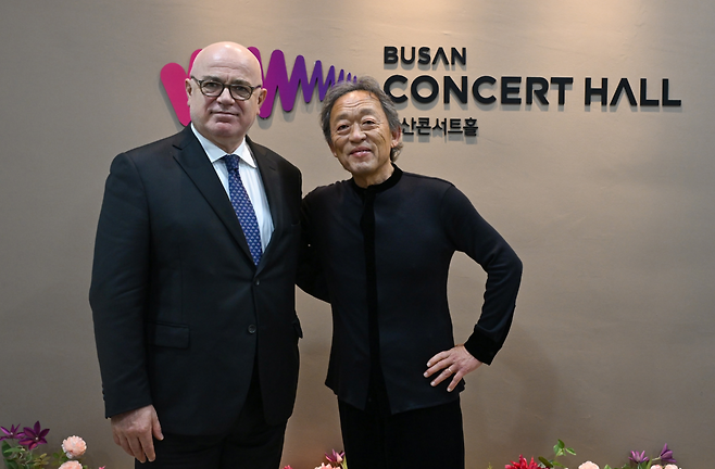 Fortunato Ortombina, artistic director of the Teatro alla Scala in Milan, and Chung Myung-whun, artistic director of Classic Busan, poses for photos on Sunday at Busan Cocnert Hall. (Classic Busan)