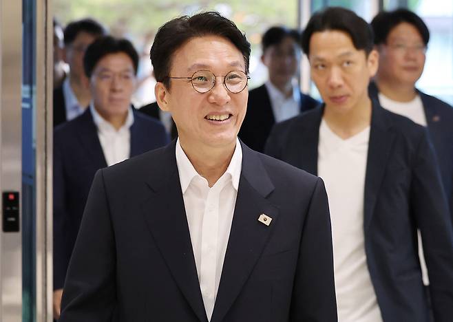 Prime Minister nominee Kim Min-seok attends a meeting at the Daegu Digital Innovation Promotion Agency in Daegu on June 20. [NEWS1]