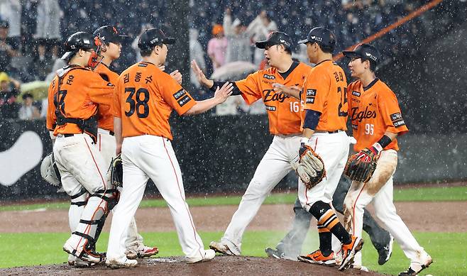 The Hanwha Eagles celebrate after a 10-5 win over the LG Twins at Daejeon Hanwha Life Ballpark in Daejeon on June 15. [NEWS1]