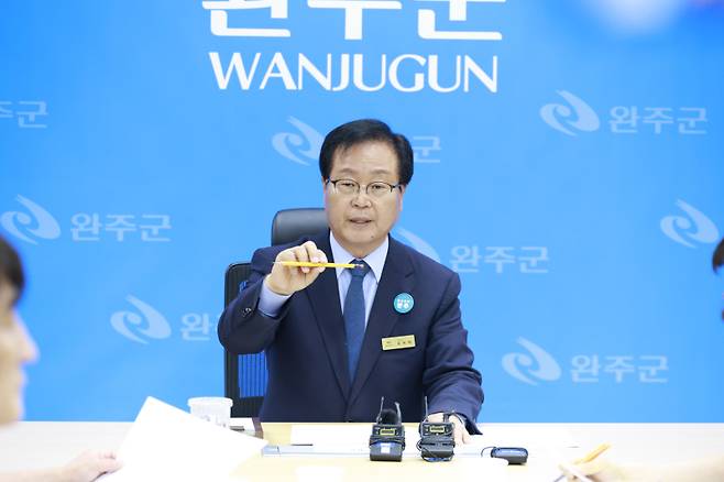 유희태 완주군수가 16일 기자회견을 열고 일방적인 완주·전주 통합 추진에 반대 입장을 설명하고 있다.