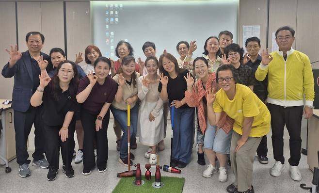 대구과학대 평생교육원에서 진행된 ‘우드볼 지도자과정’에서 학생들이 이론수업 후 기념촬영을 하고 있다. 대구과학대 제공