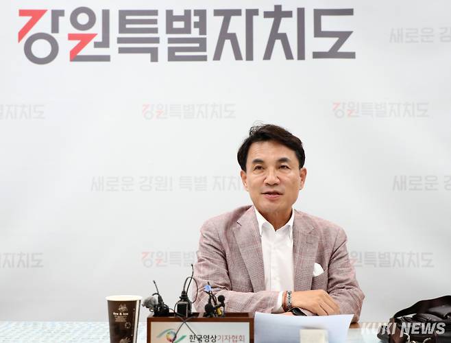 김진태 강원도지사가 23일 도청 기자실에서 기자 간담회를 하고 있다. (강원도 제공)