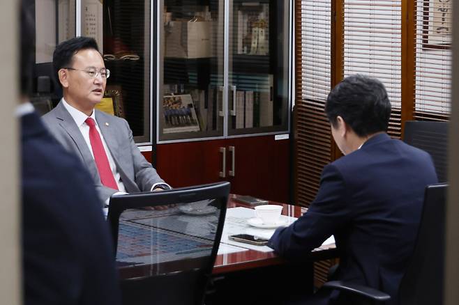 문진석 더불어민주당·유상범 국민의힘(왼쪽) 원내운영수석부대표가 23일 서울 여의도 국회 의원회관에서 비공개 회동하고 있다. 연합뉴스