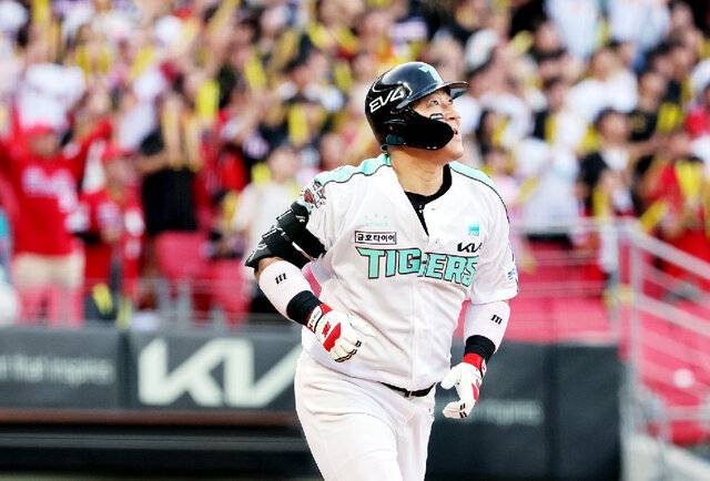 KIA 타이거즈의 ‘맏형’ 최형우의 활약이 눈부시다. 최형우가 지난 19일 광주기아챔피언스필드에서 열린 KT 위즈와의 2025 KBO리그 경기에서 2회 홈런을 날린 뒤 타구를 바라보면서 1루로 뛰고 있다. 연합뉴스