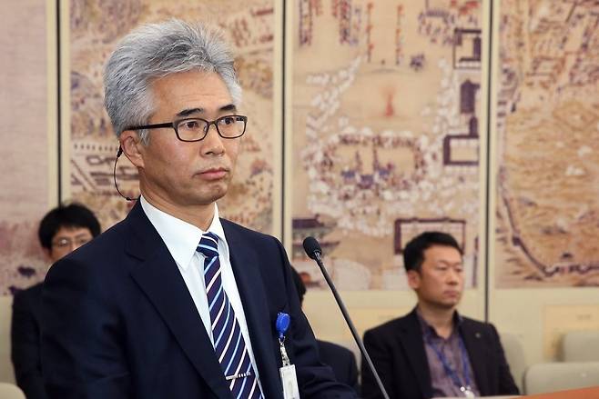 지난 2014년 12월 우상일 당시 문체부 체육국장이 국회 교육문화체육관광위원회 전체회의에서 의원들의 질의에 답변하고 있다. 이날 우 국장은 비선 실세 정윤회 씨와 관련해 의원들로부터 집중 추궁을 받던 김종 2차관에게 ‘여·야 싸움으로 몰고가야’라고 적은 메모를 전달했다가 들통나 논란을 일으켰다.      연합뉴스