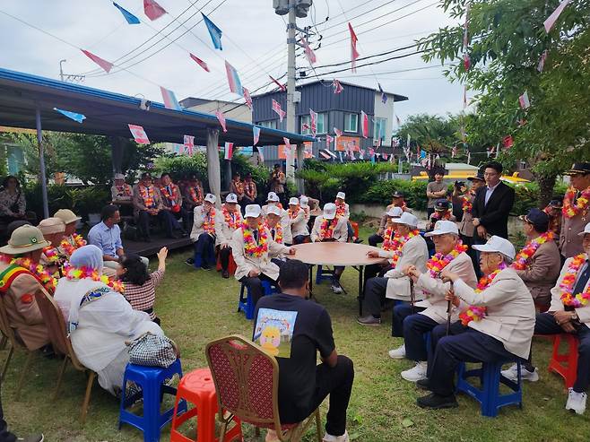 에티오피아 참전용사와 후손들, 한국 6·25 참전용사들이 22일 포항 양포교회 앞 잔디마당에서 마주 앉아 대화를 나누고 있다.