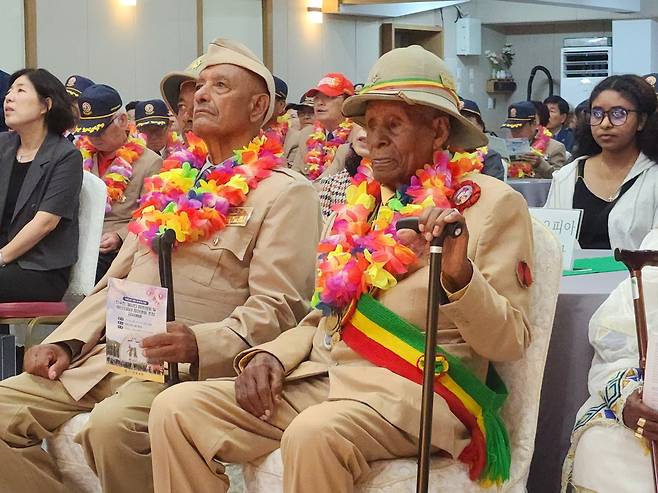 에티오피아 참전용사 뜰라운 테세마와 벨라체우 아메네쉐(왼쪽)이 지난 22일 포항 양포교회에서 예배를 드리고 있는 모습.