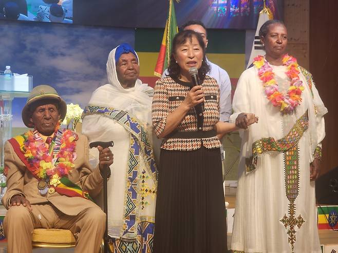 하옥순 권사가 지난 22일 포항 양포교회에서 참전 전사자의 딸 마미투의 손을 잡고, 아버지 없이 살아온 삶에 대해 이야기를 나누고 있다.