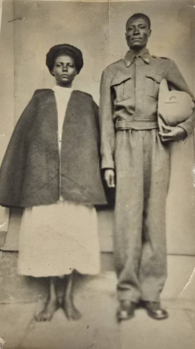 6·25 전쟁에서 전사한 에티오피아 참전용사의 딸 마미투의 부모님 모습. 사진은 아버지가 참전 직전에 찍은 것으로 당시 마미투는 아직 어머니의 뱃속에 있었다.