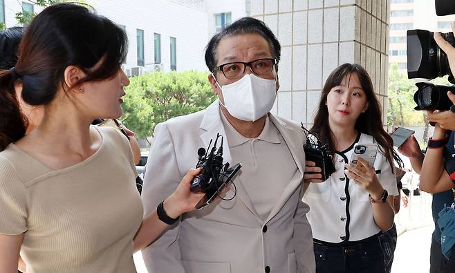 ‘건진법사’ 전성배 씨가 23일 서울 양천구 서울남부지방법원에서 열린 정치자금법 위반 혐의 사건 1심 속행 재판에 출석하기 위해 법정으로 향하고 있다. 연합뉴스