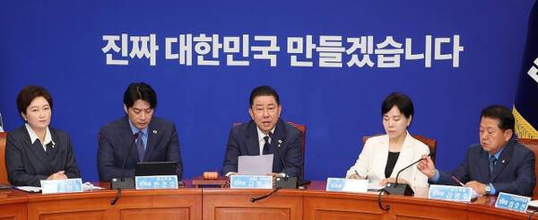 더불어민주당 김병기 당대표 직무대행 겸 원내대표가 23일 서울 여의도 국회에서 열린 최고위원회의에서 발언하고 있다. 연합뉴스