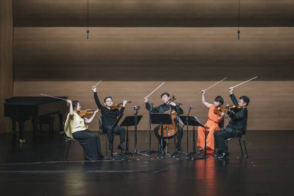 ‘2025 평택 실내악 축제’에서 바이올린의 이지혜·임창호, 첼로의 이강호, 비올라의 서수민, 최은식이 드보르작의 현악 5중주 작품을 연주하고 있다. 평택시문화재단 제공
