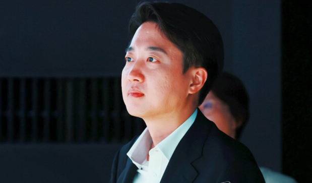 18일 서울 강남구 코엑스에서 열린 2025 메타버스 엑스포에서 개혁신당 이준석 의원이 부스를 둘러보고 있다. 연합뉴스