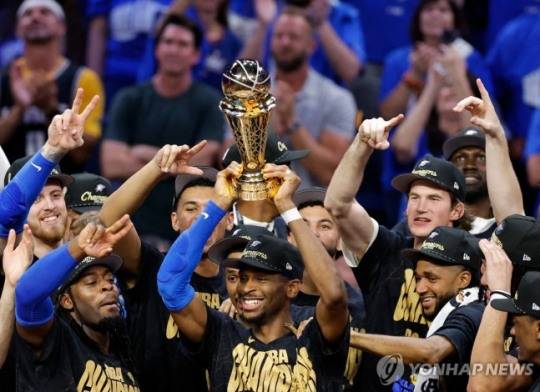 챔피언 트로피를 들어 올린 길저스알렉산더 / 사진=연합뉴스