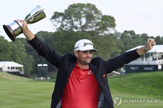 우승컵 거머쥔 브래들리 / 사진=연합뉴스