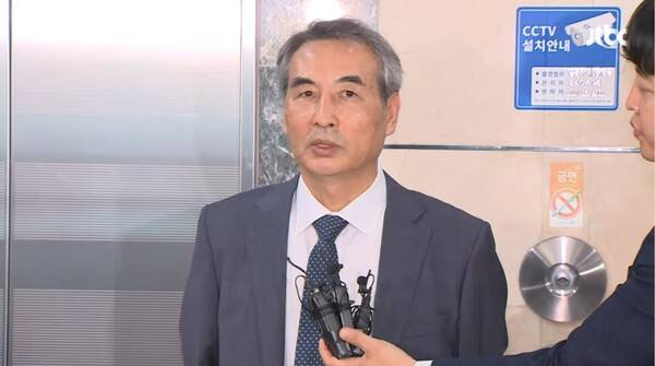 ▲민중기 특검이 지난 17일 사무실 앞 백브리핑에서 김건희 여사 입원이 수사에 영향이 없느냐는 질의에 김 여사 대면조사가 어느 시기엔 이뤄지게 될 것이라고 답변하고 있다. 사진=JTBC 영상 갈무리