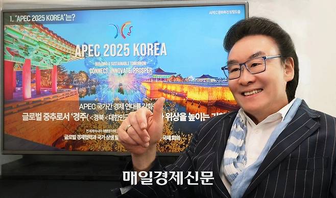 2025 경주 APEC 정상회담의 문화총감독을 맡은 이도훈 홍익대 영상커뮤니케이션대학원 교수가 인터뷰하며 환하게 웃고 있다. 이승환 기자