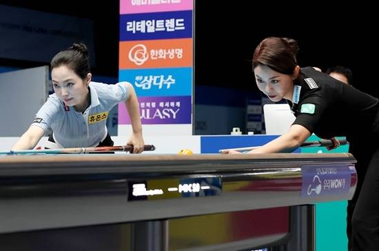 결승전에서 차유람(왼쪽)과 김가영이 뱅킹하고 있다. (사진=PBA)