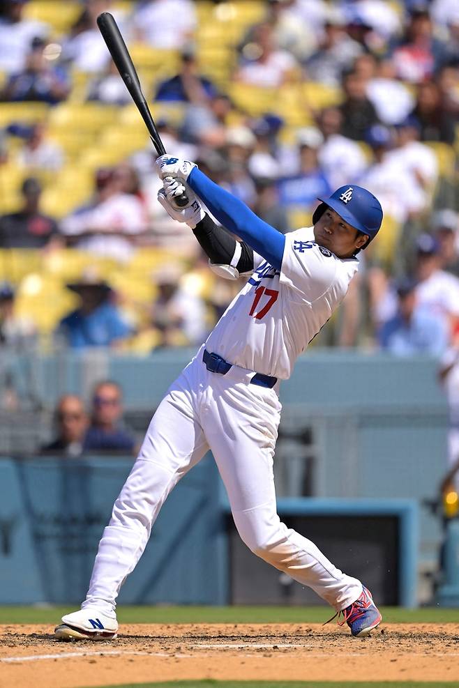 LA다저스의 오타니 쇼헤이가 23일 열린 워싱턴 내셔널스와 메이저리그 홈 경기에서 8회초 2점 홈런을 터트리고 있다. AFP연합뉴스