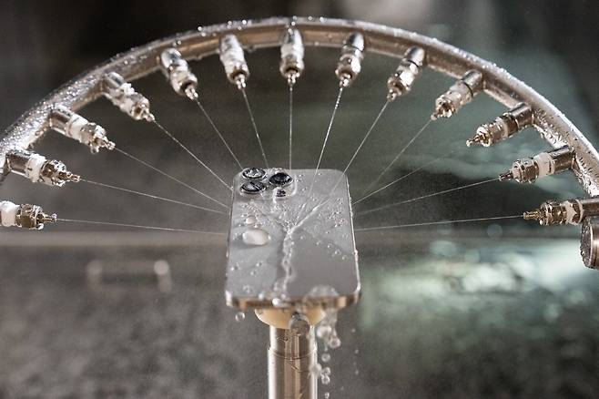 미국 캘리포니아주 서니베일에 위치한 애플 내구성 연구소에서 아이폰을 대상으로 방수시험을 하는 모습.  애플