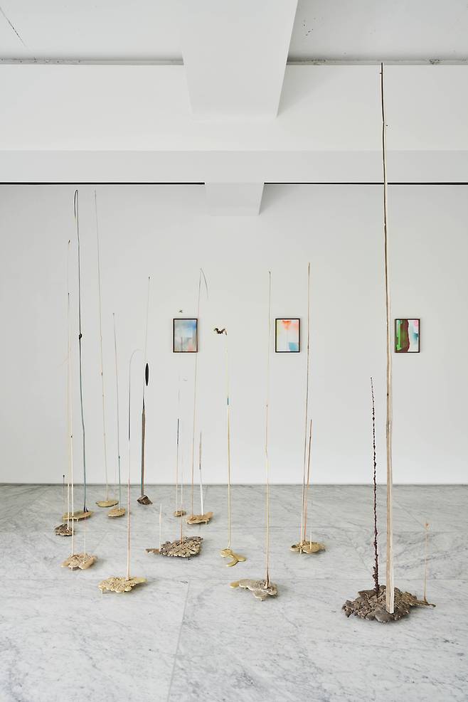 구현모 작가의 개인전이 열리고 있는 서울 삼청동 PKM갤러리 PKM+ 전시장 전경. 바닥에 설치된 스탠딩 조각은 ‘Forest Island’(2024)다. PKM갤러리