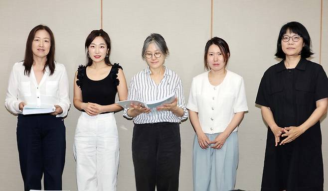 한국 동시대 최고의 단편소설을 뽑는 이효석문학상의 올해 심사위원들이 최근 서울 퇴계로 매일경제신문사에서 만났다. 왼쪽부터 강영숙·윤고은 소설가, 심진경·이지은·김미정 문학평론가.  한주형 기자