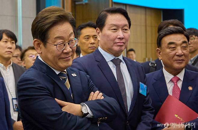 이재명 대통령이 20일 울산 울주군 울산전시컨벤션센터에서 열린 인공지능(AI) 글로벌 협력 기업 간담회 뒤 최태원 회장과 AI 제품·서비스 시연을 참관하고 있다./사진제공=대통령실  /사진=(서울=뉴스1) 박지혜 기자