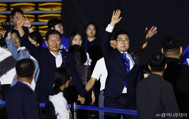 (서울=뉴스1) 김민지 기자 = 박찬대 더불어민주당 대표 직무대행 겸 원내대표와 정청래 최고위원 등이 18일 오후 서울 송파구 KSPO DOME(올림픽체조경기장)에서 열린 제1차 정기전국당원대회에 입장하고 있다. 2024.8.18/뉴스1  Copyright (C) 뉴스1. All rights reserved. 무단 전재 및 재배포,  AI학습 이용 금지.