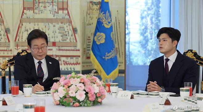 [서울=뉴시스] 최진석 기자 = 이재명 대통령이 22일 한남동 관저에서 열린 여야 지도부와 오찬에서 김용태 국민의힘 비상대책위원장의 발언을 듣고 있다. (대통령실통신사진기자단) 2025.06.22. myjs@newsis.com /사진=최진석