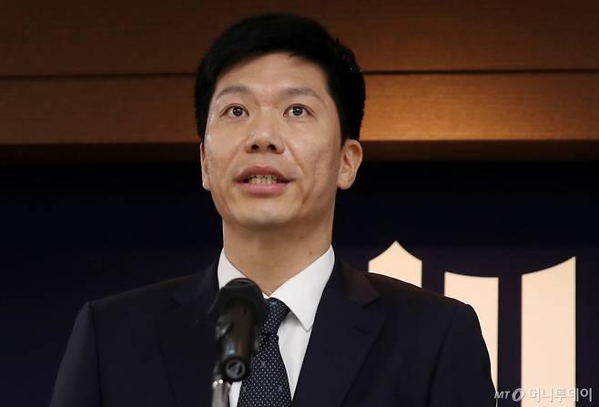 권순정 서울중앙지검 형사2부장이 23일 오전 서울 중앙지검에서 '가습기살균제' 재수사결과 브리핑을 하고 있다.