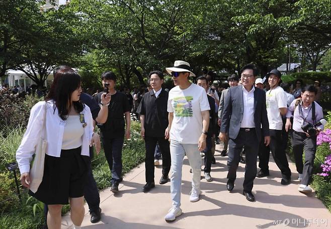 [서울=뉴시스] 김근수 기자 = 오세훈 서울시장이 22일 서울 동작구 보라매공원에서 열린 2025 서울국제정원박람회에서 정원을 둘러보고 있다. 2025.05.22. ks@newsis.com /사진=김근수